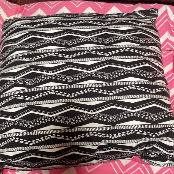 VS Pink pillow - Picture 2 of 2